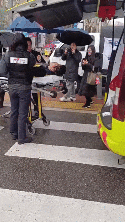 한국방송통신대학교 동두천시 학습관 폐관 저지를 위해 단식투쟁을 벌여온 최윤석 방송대 동포연 폐관 비상대책위원회 공동위원장이 급격한 건강 악화로 23일 단식을 중단하고 병원으로 후송되고 있다. 방송대 동포연 폐관 비상대책위원회 제공