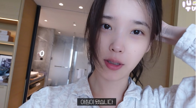 노란 수영복에 섹시한 몸매 어필하는 존예 처자