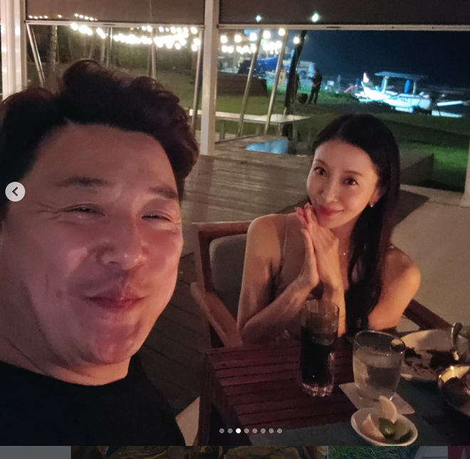 노란 수영복에 섹시한 몸매 어필하는 존예 처자