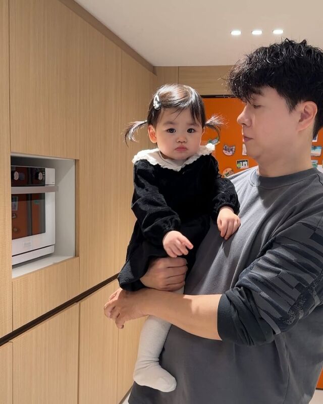 노란 수영복에 섹시한 몸매 어필하는 존예 처자