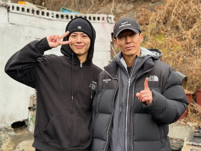 노란 수영복에 섹시한 몸매 어필하는 존예 처자