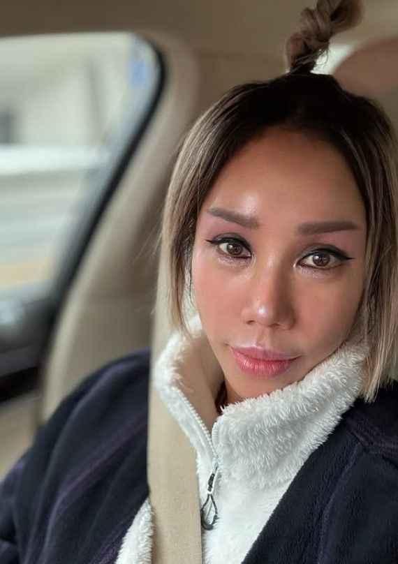 노란 수영복에 섹시한 몸매 어필하는 존예 처자