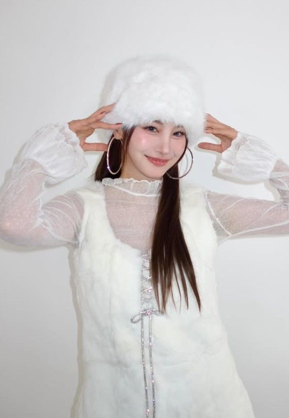 노란 수영복에 섹시한 몸매 어필하는 존예 처자