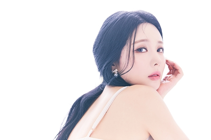 노란 수영복에 섹시한 몸매 어필하는 존예 처자