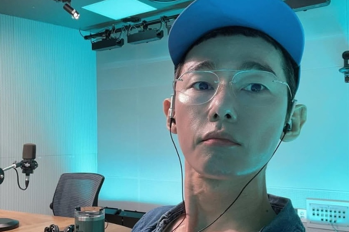 노란 수영복에 섹시한 몸매 어필하는 존예 처자