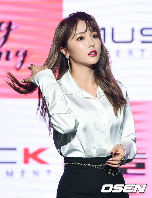 노란 수영복에 섹시한 몸매 어필하는 존예 처자