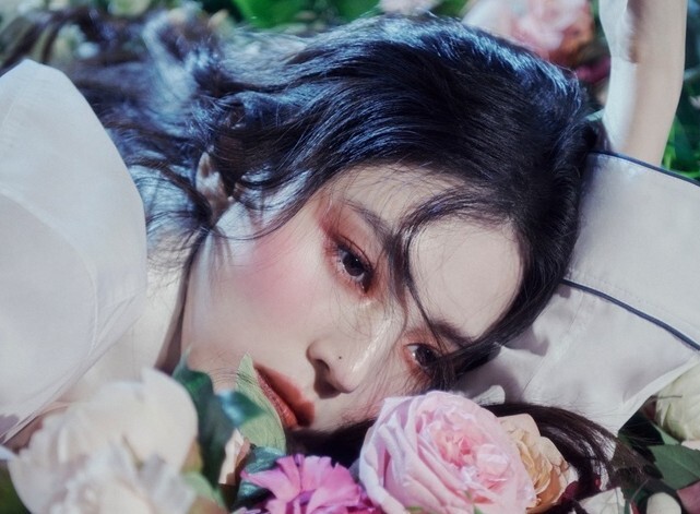 노란 수영복에 섹시한 몸매 어필하는 존예 처자