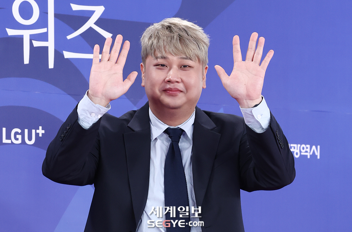 노란 수영복에 섹시한 몸매 어필하는 존예 처자