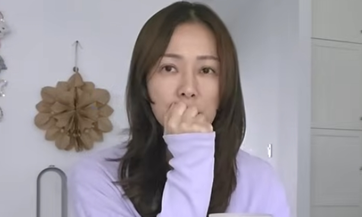 노란 수영복에 섹시한 몸매 어필하는 존예 처자