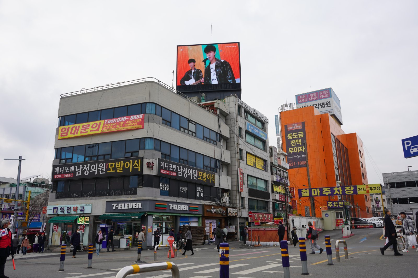 노란 수영복에 섹시한 몸매 어필하는 존예 처자