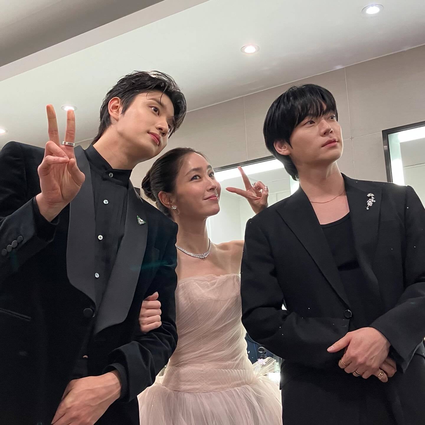 노란 수영복에 섹시한 몸매 어필하는 존예 처자