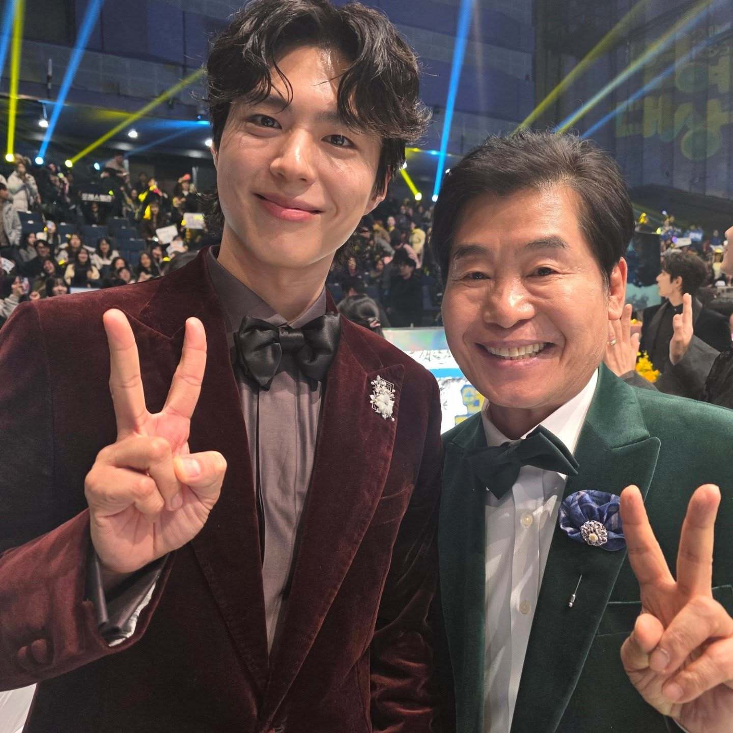 노란 수영복에 섹시한 몸매 어필하는 존예 처자