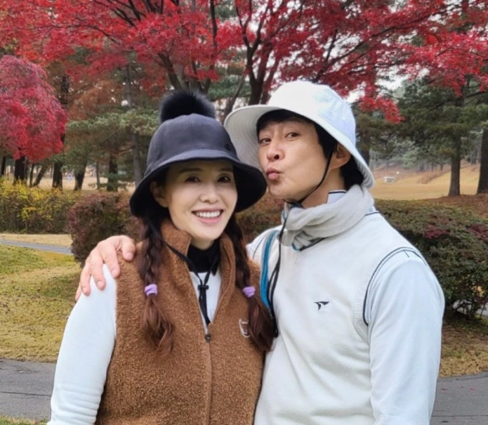 노란 수영복에 섹시한 몸매 어필하는 존예 처자