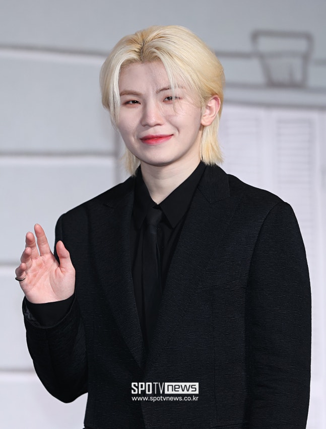 노란 수영복에 섹시한 몸매 어필하는 존예 처자