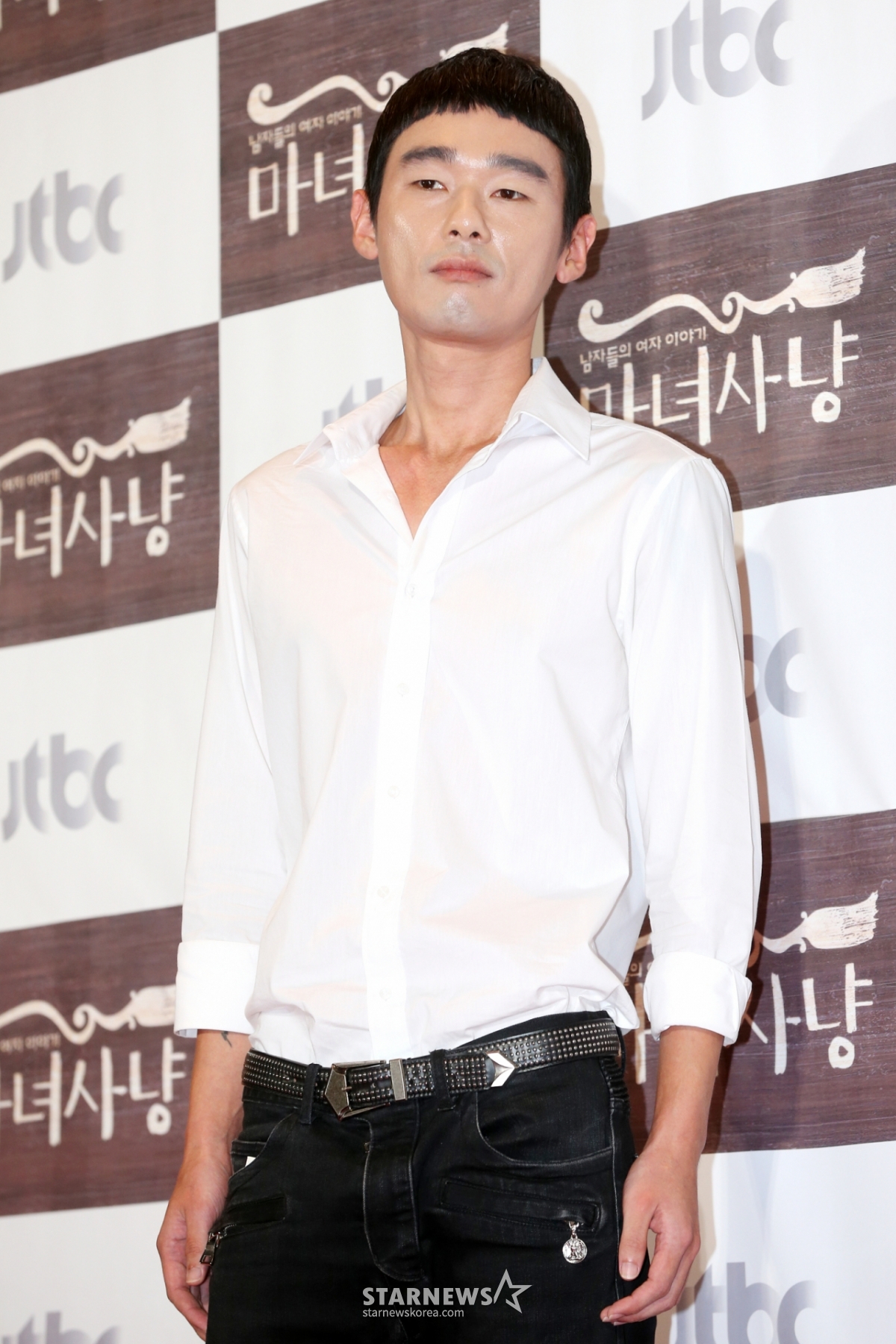 노란 수영복에 섹시한 몸매 어필하는 존예 처자