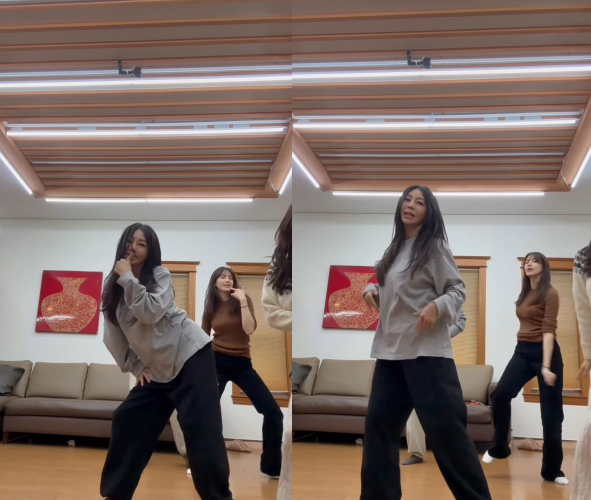 노란 수영복에 섹시한 몸매 어필하는 존예 처자