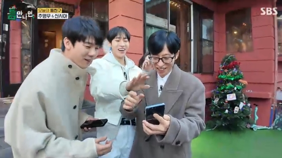 노란 수영복에 섹시한 몸매 어필하는 존예 처자