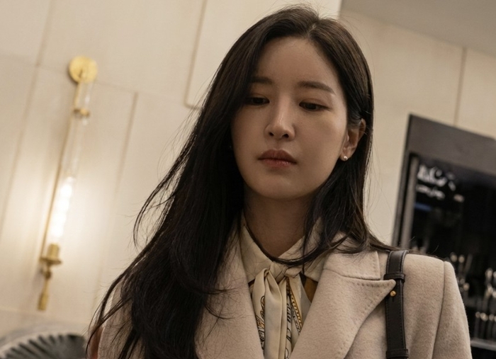 노란 수영복에 섹시한 몸매 어필하는 존예 처자