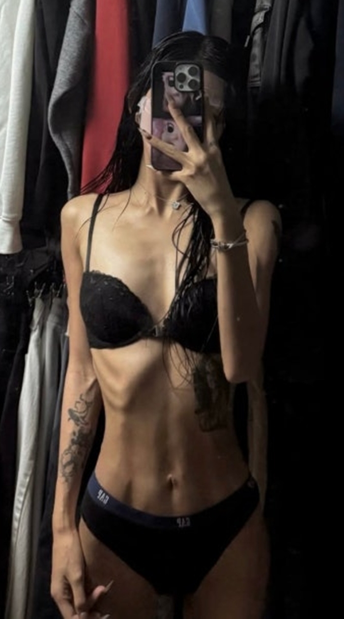 노란 수영복에 섹시한 몸매 어필하는 존예 처자