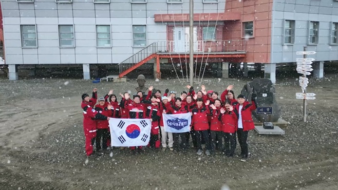 노란 수영복에 섹시한 몸매 어필하는 존예 처자