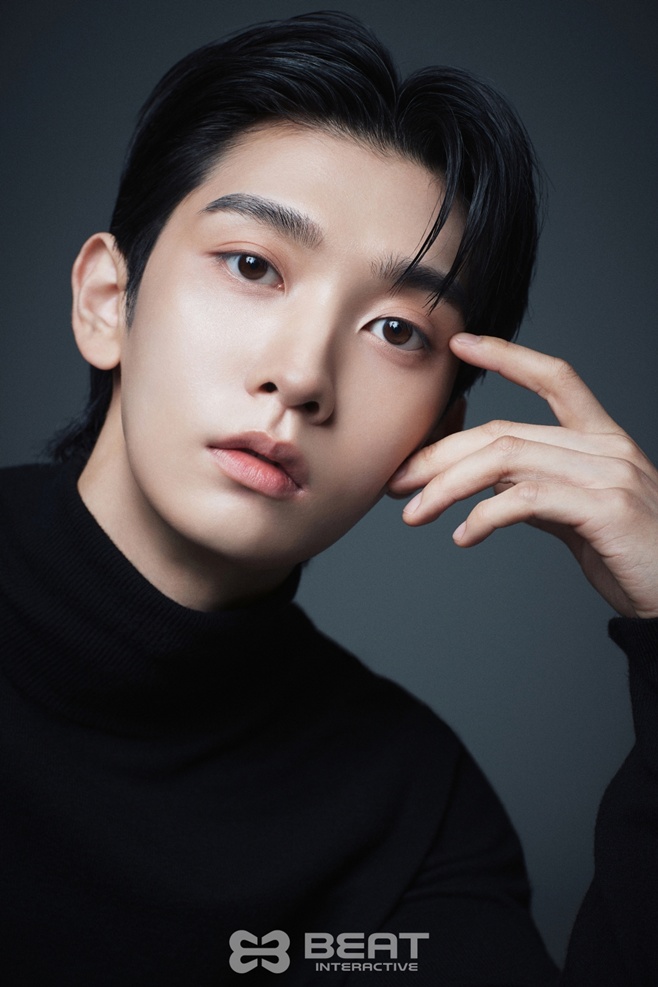 노란 수영복에 섹시한 몸매 어필하는 존예 처자