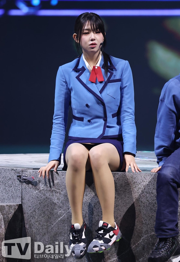 노란 수영복에 섹시한 몸매 어필하는 존예 처자