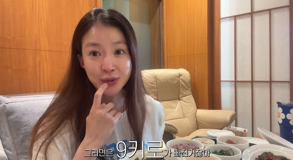 노란 수영복에 섹시한 몸매 어필하는 존예 처자