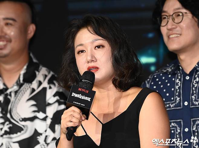 노란 수영복에 섹시한 몸매 어필하는 존예 처자