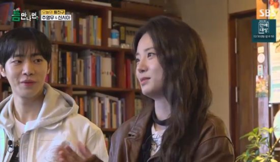 노란 수영복에 섹시한 몸매 어필하는 존예 처자