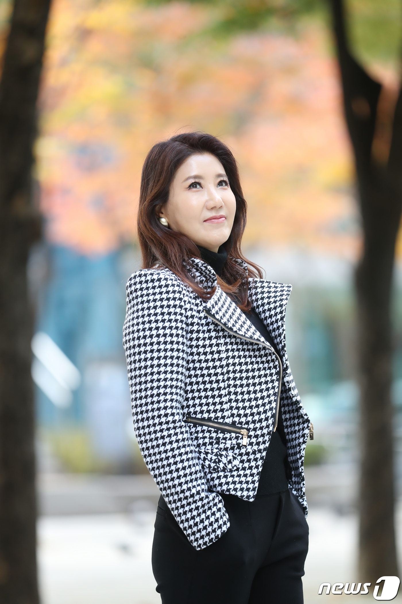 노란 수영복에 섹시한 몸매 어필하는 존예 처자