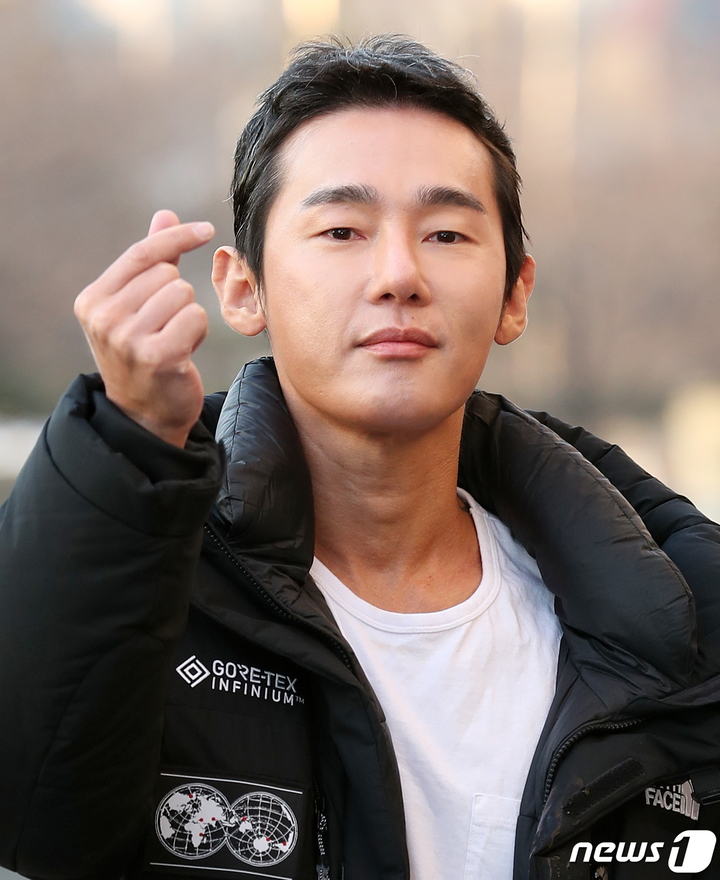 노란 수영복에 섹시한 몸매 어필하는 존예 처자