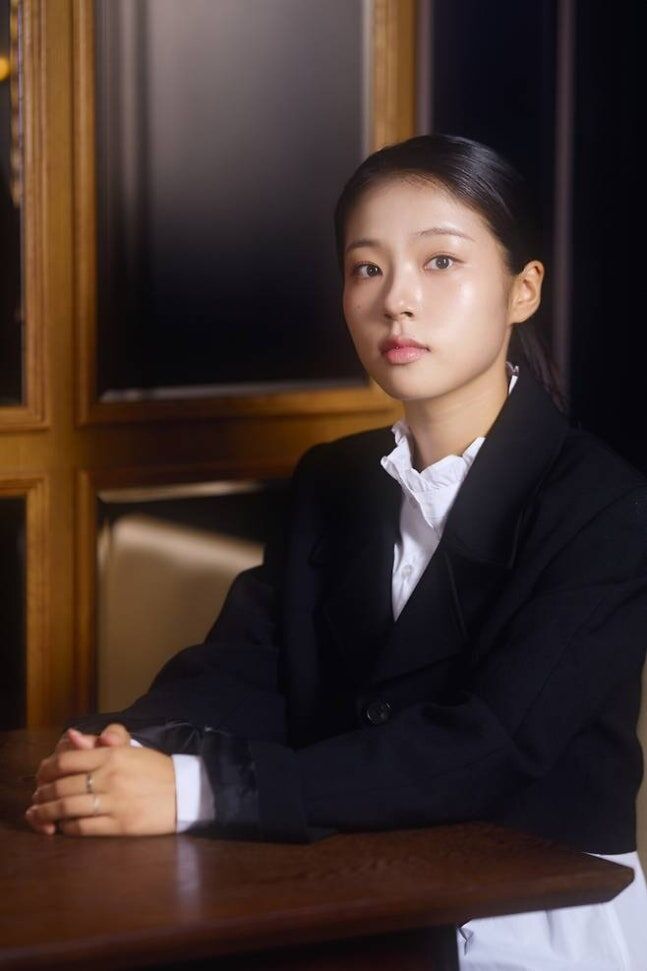 노란 수영복에 섹시한 몸매 어필하는 존예 처자