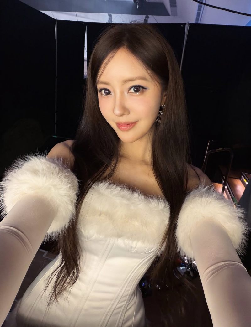 노란 수영복에 섹시한 몸매 어필하는 존예 처자