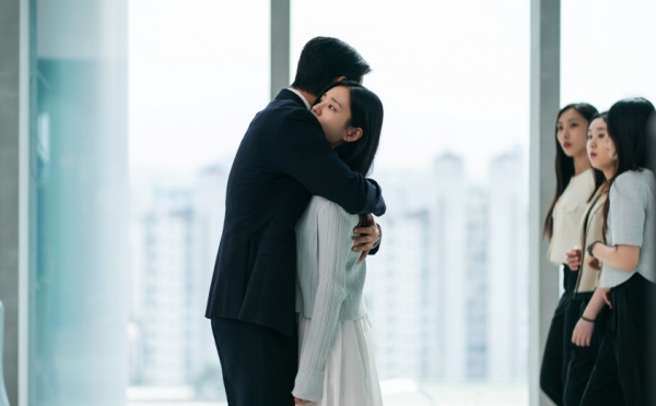 노란 수영복에 섹시한 몸매 어필하는 존예 처자