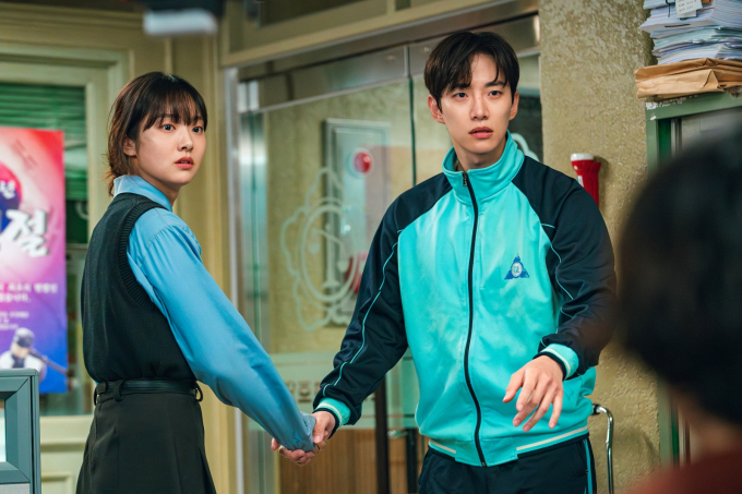 노란 수영복에 섹시한 몸매 어필하는 존예 처자