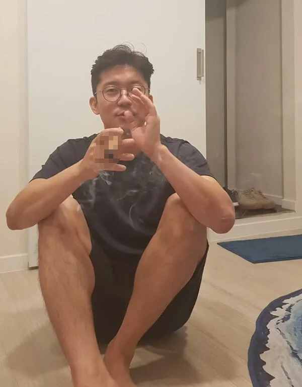 노란 수영복에 섹시한 몸매 어필하는 존예 처자