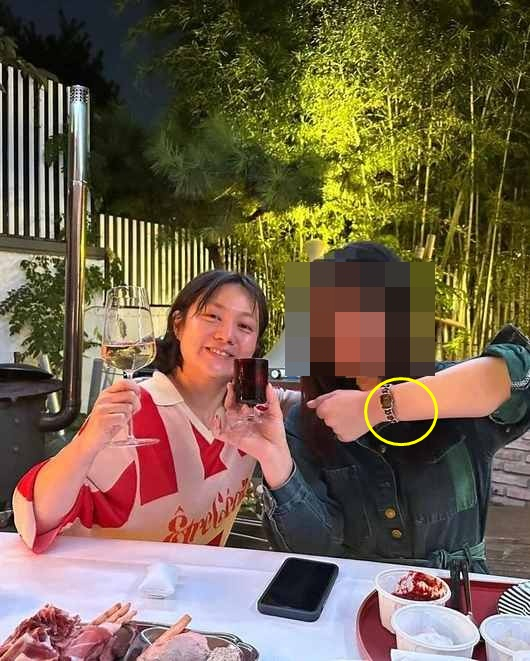 노란 수영복에 섹시한 몸매 어필하는 존예 처자