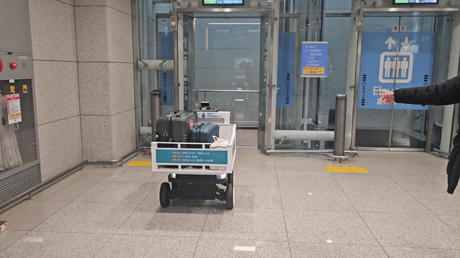 인천공항 제1여객터미널에서 자율주행 캐리어 배송 로봇이 스스로 호출한 엘리베이터에 탑승하고 있다. [사진=설재윤 기자]