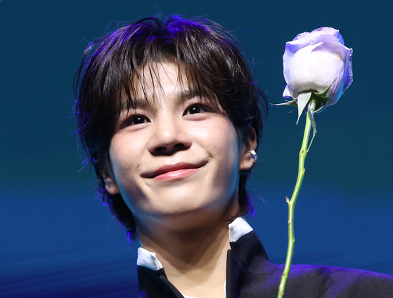 노란 수영복에 섹시한 몸매 어필하는 존예 처자