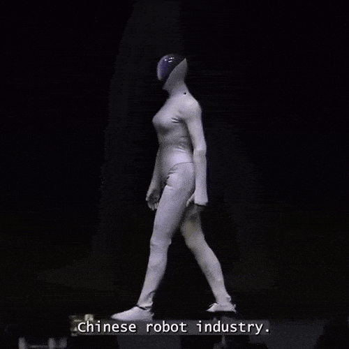 샤오펑의 아이언 휴머노이드 로봇이 무대를 걷는 모습. [SNS]