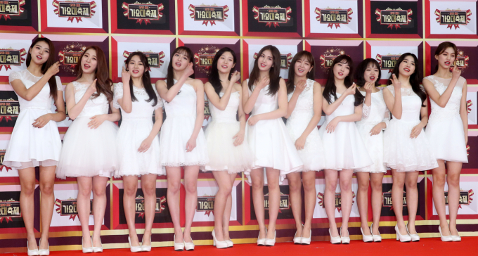 노란 수영복에 섹시한 몸매 어필하는 존예 처자