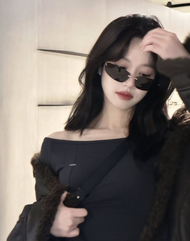 노란 수영복에 섹시한 몸매 어필하는 존예 처자