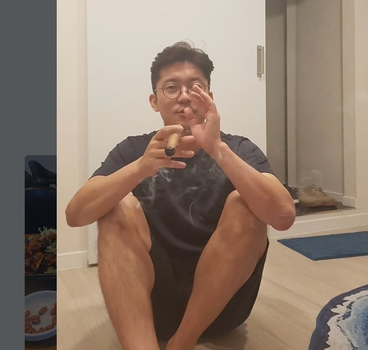 노란 수영복에 섹시한 몸매 어필하는 존예 처자