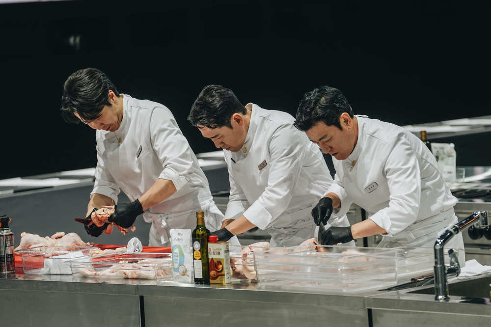 노란 수영복에 섹시한 몸매 어필하는 존예 처자