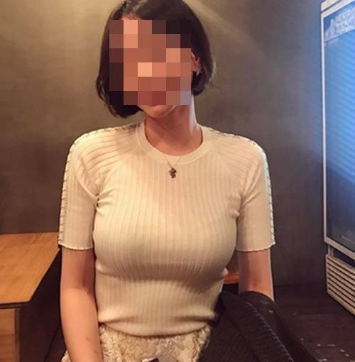 노란 수영복에 섹시한 몸매 어필하는 존예 처자