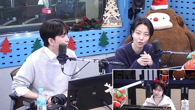 노란 수영복에 섹시한 몸매 어필하는 존예 처자