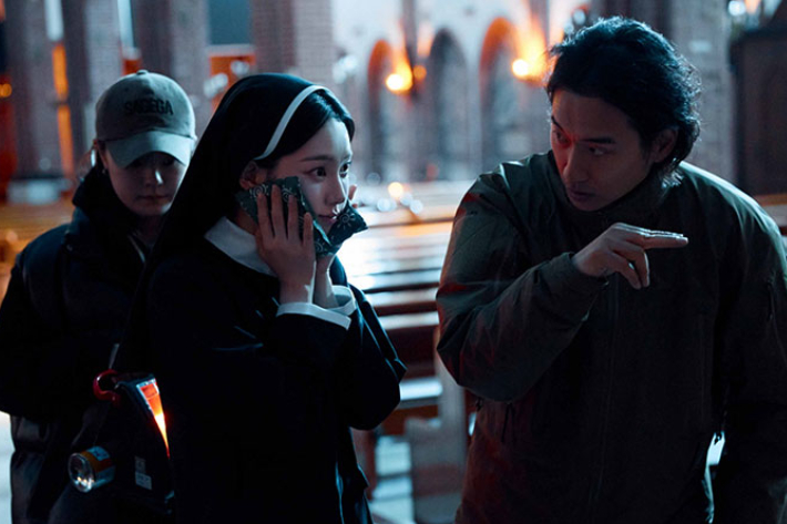 노란 수영복에 섹시한 몸매 어필하는 존예 처자