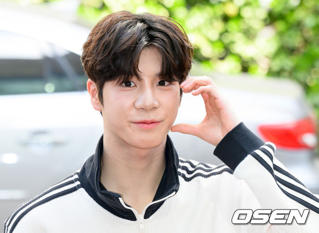 노란 수영복에 섹시한 몸매 어필하는 존예 처자