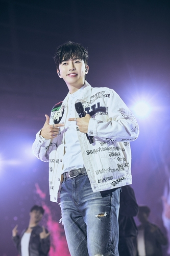 노란 수영복에 섹시한 몸매 어필하는 존예 처자