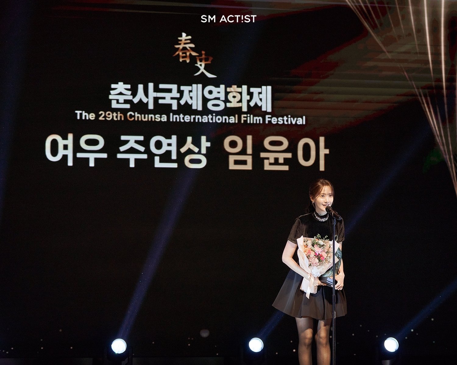 노란 수영복에 섹시한 몸매 어필하는 존예 처자